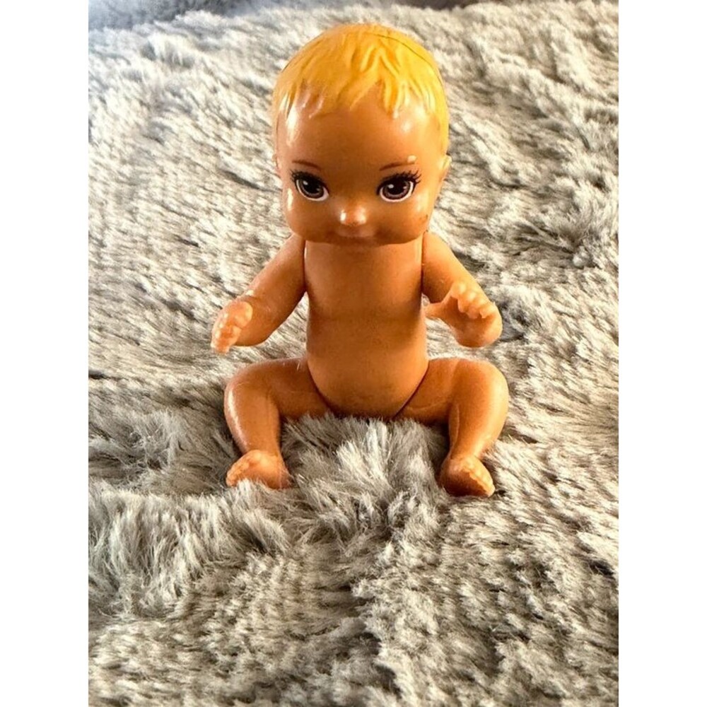 Mattel Barbie Skipper Babysitters Inc Mini Baby Doll Blonde Hair Green Eyes 2.5”
